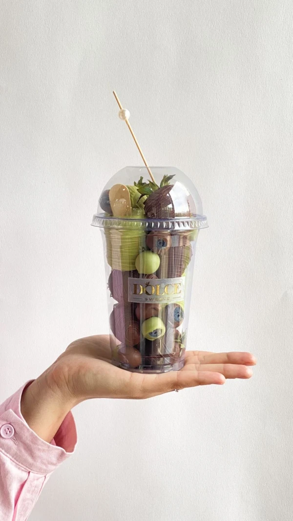 Стакан Ассорти 2.0 — «Стакан Ассорти 2.0» — ягодный десерт в стакане Dolce Sweets из 8 ягод клубники в молочном шоколаде, 2…